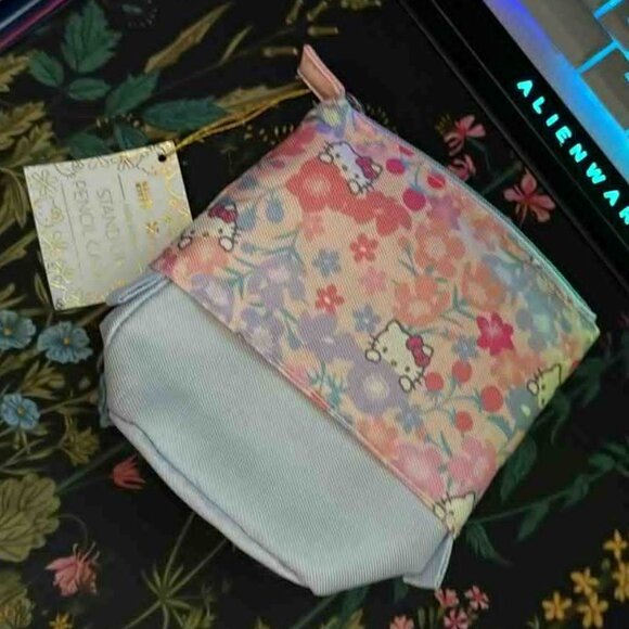 Hello Kitty Meadows Stand Up Pencil Case By Erin Condren NEW w/tag - Picture 4 of 4